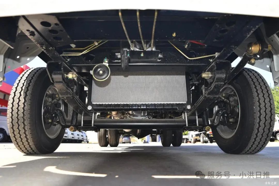 后双胎首选小卡东风小霸王W15:小微物流的“装货小能手”(图4) 东风 小霸王W15 1.6L 123马力 汽油 3.78米排半栏板小卡(EQ1031S60Q6)底盘