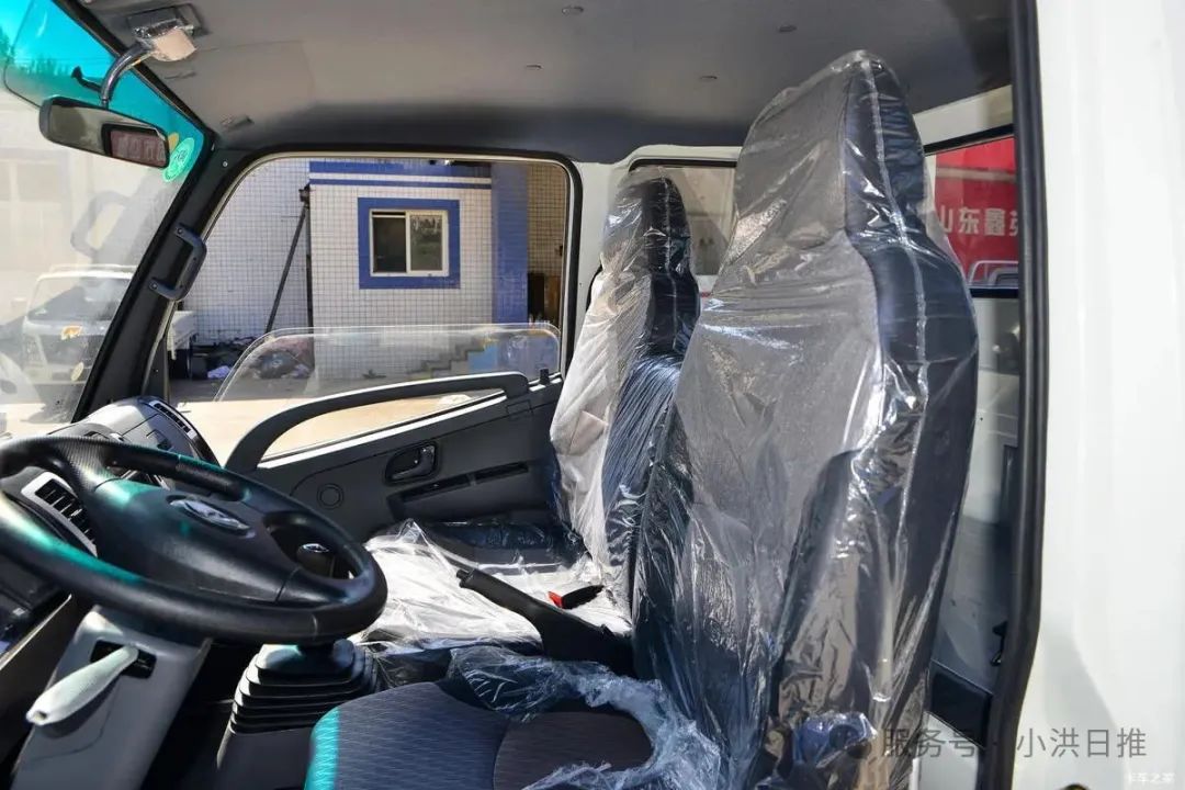 后双胎首选小卡东风小霸王W15:小微物流的“装货小能手”(图6) 东风 小霸王W15 1.6L 123马力 汽油 3.78米排半栏板小卡(EQ1031S60Q6)驾驶室