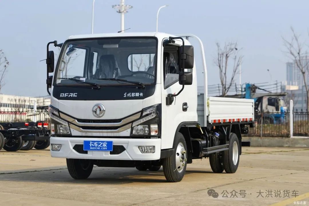 东风多利卡D5 锐能版 2.3L柴油 132马力 5档 3.4米排半栏板轻卡外观