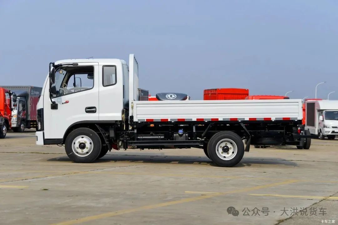 东风多利卡D5 锐能版 2.3L柴油 132马力 5档 3.4米排半栏板轻卡外观