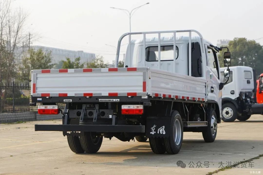 东风多利卡D5 锐能版 2.3L柴油 132马力 5档 3.4米排半栏板轻卡外观