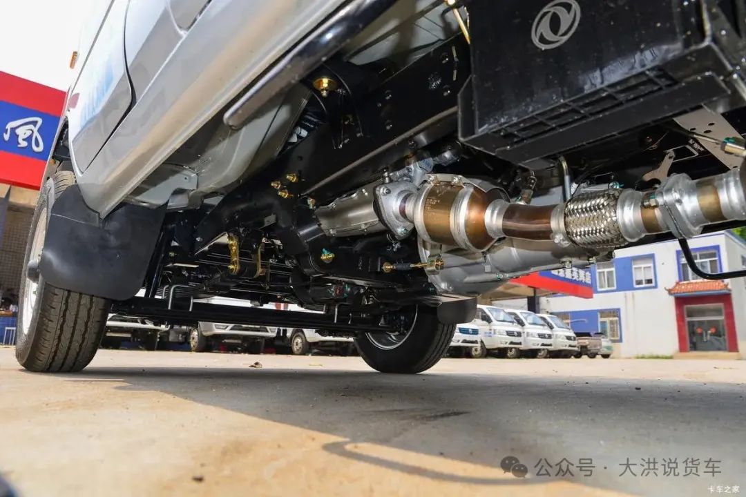 东风 小霸王W08 1.3L 91马力 汽油 2.21米双排栏板小卡(后单胎)(EQ1036D60Q4A)底盘